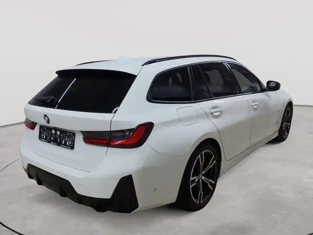BMW 3 Series view 4