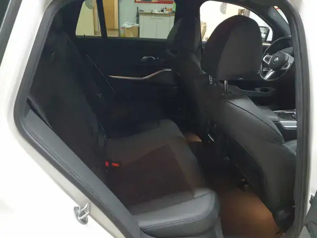 BMW 3 Series view 14
