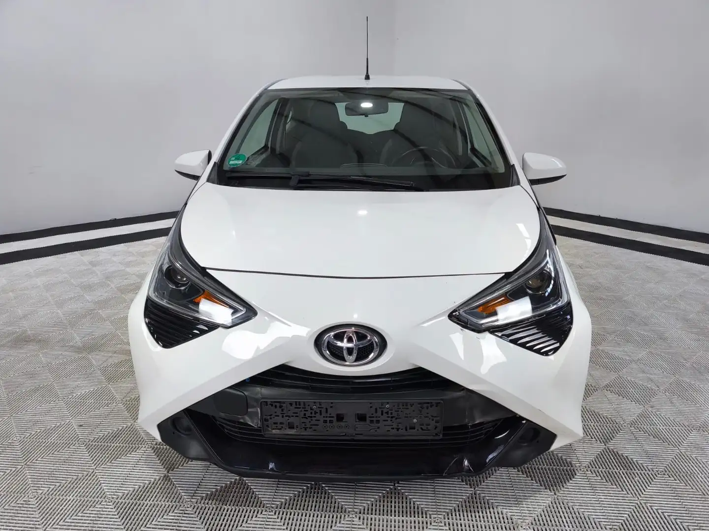 Toyota Aygo (X) 1,0-l-VVT-i  Automatik°1Hand°Scheck Weiß - 2