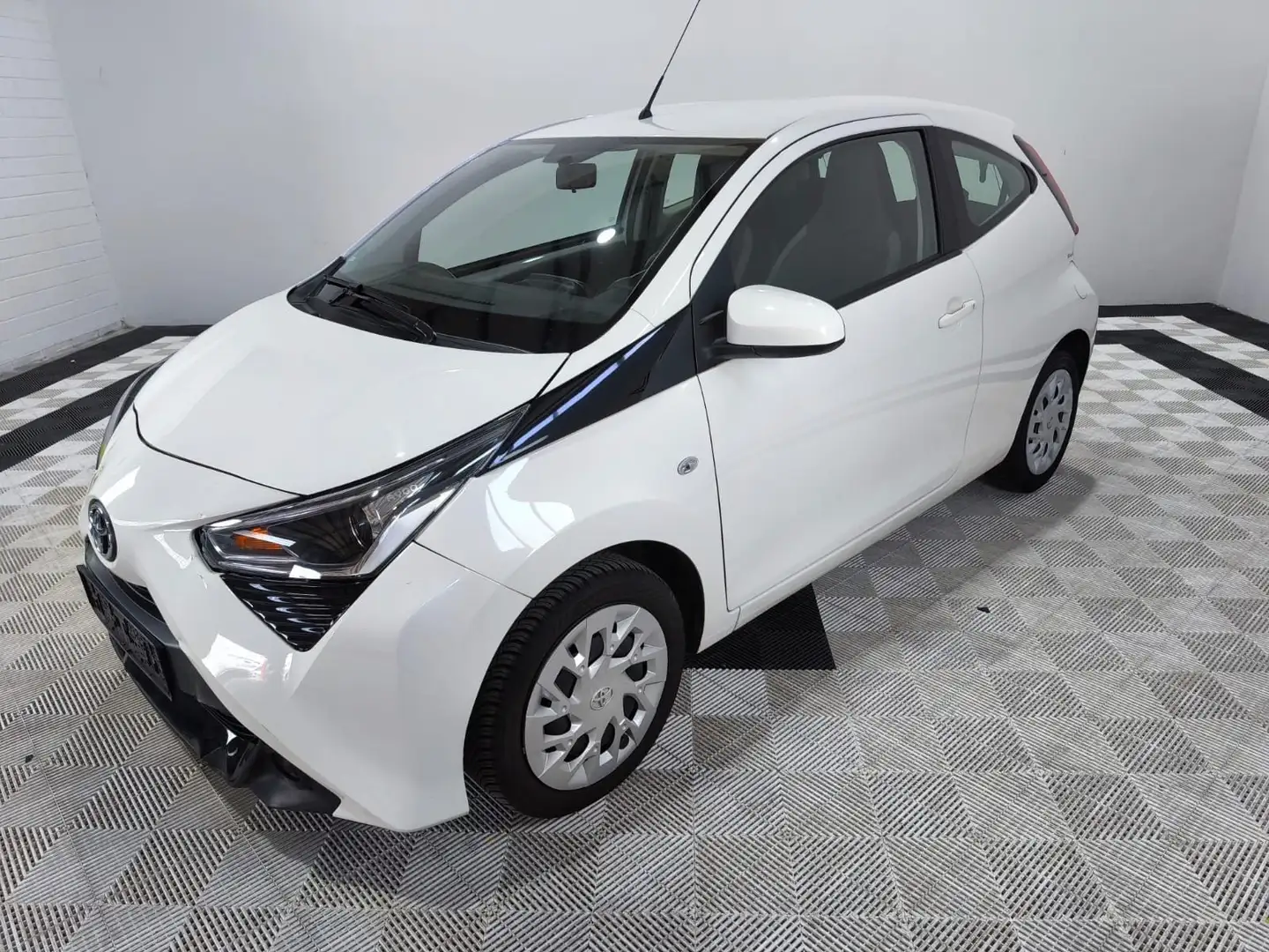 Toyota Aygo (X) 1,0-l-VVT-i  Automatik°1Hand°Scheck Weiß - 1