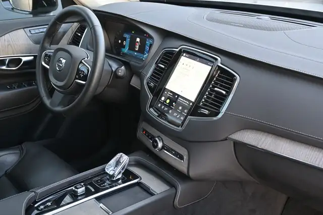 Volvo XC90 view 13