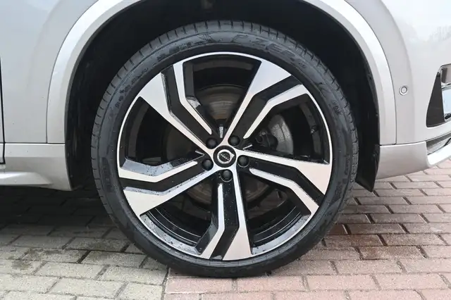 Volvo XC90 view 11