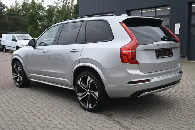 Volvo XC90 view 3
