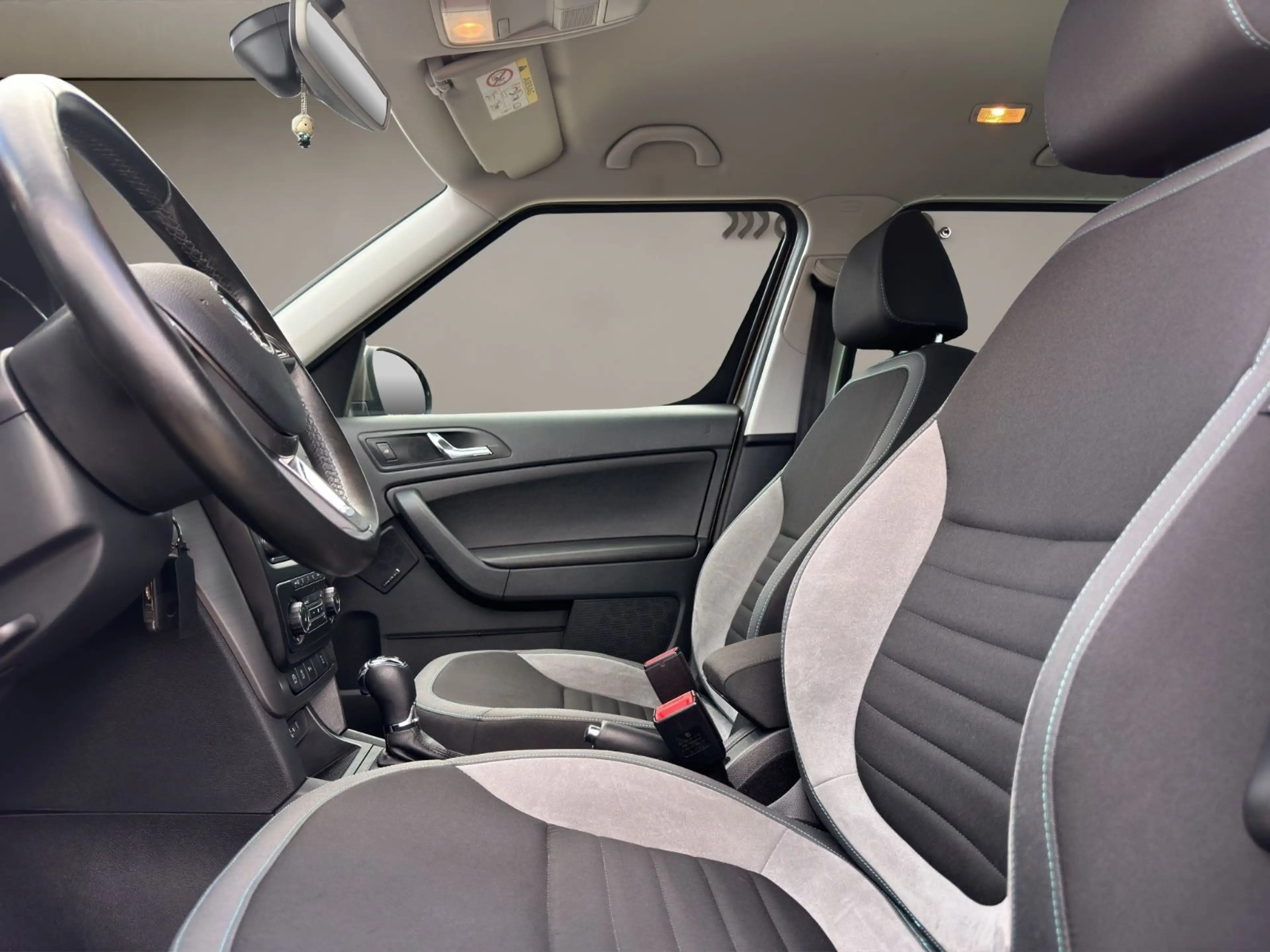 Skoda Yeti Joy 4x4 PDC Xenon Tempomat Garantie — photo 9