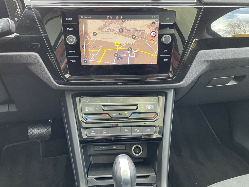 Volkswagen Touran 1.5 TSI R-line 7Sitzer AHK Rückfahrkamera — photo 11