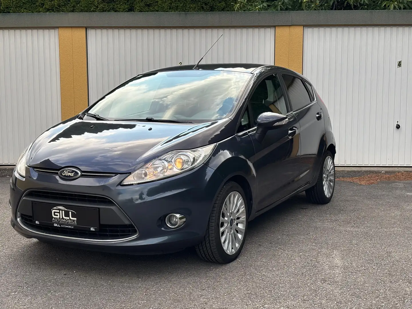Ford Fiesta Titanium 1.6 TDCi Grau - 1