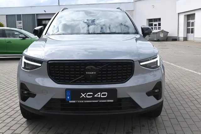 Volvo XC40 view 8