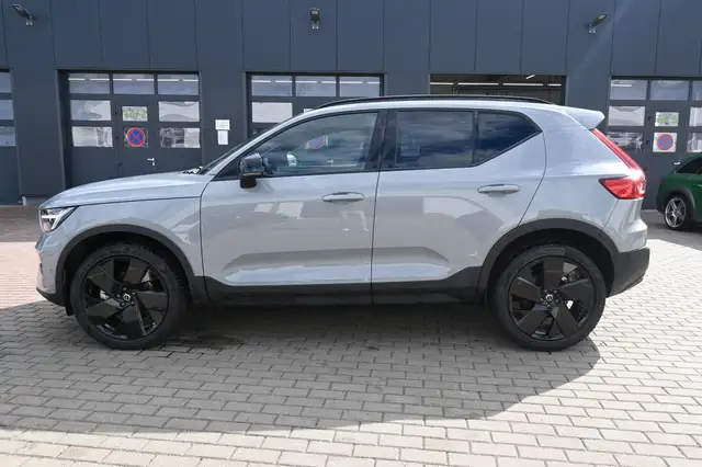 Volvo XC40 view 2