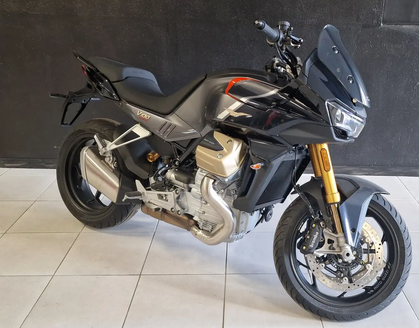 Moto Guzzi V 100 Noir - 1