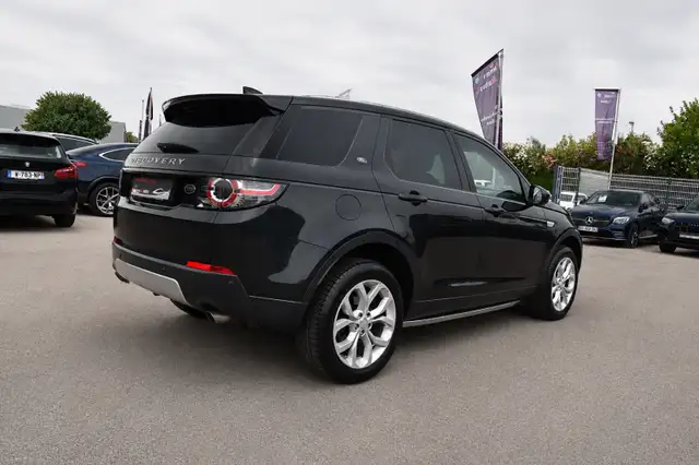 Land Rover Discovery Sport view 4