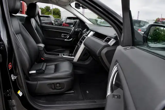 Land Rover Discovery Sport view 7