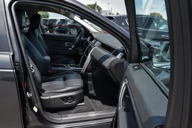 Land Rover Discovery Sport view 11