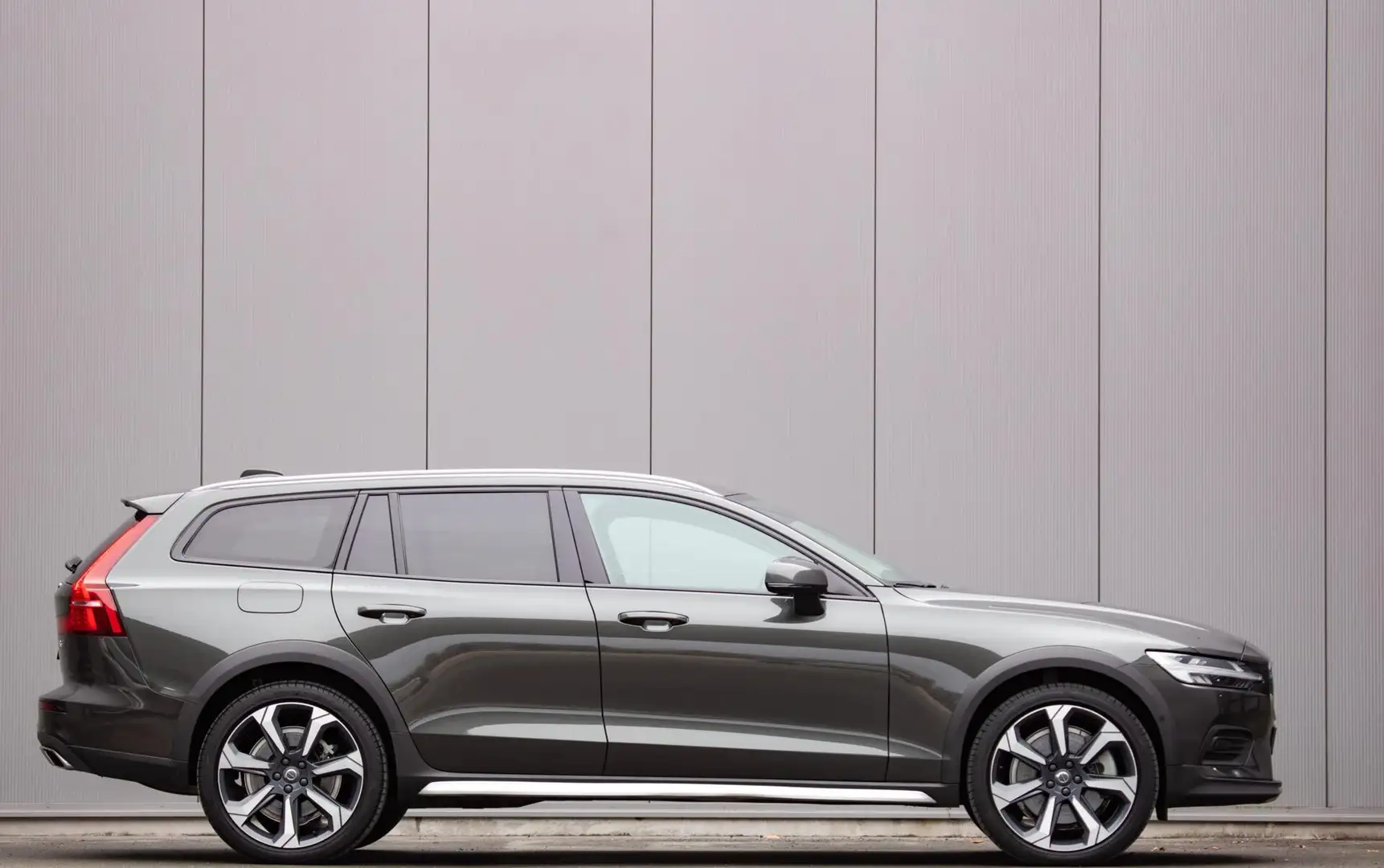Volvo V60 Cross Country 2.0 B5 AWD Pro | Panoramadak | H/K Audio | Trekhaa Gri - 1