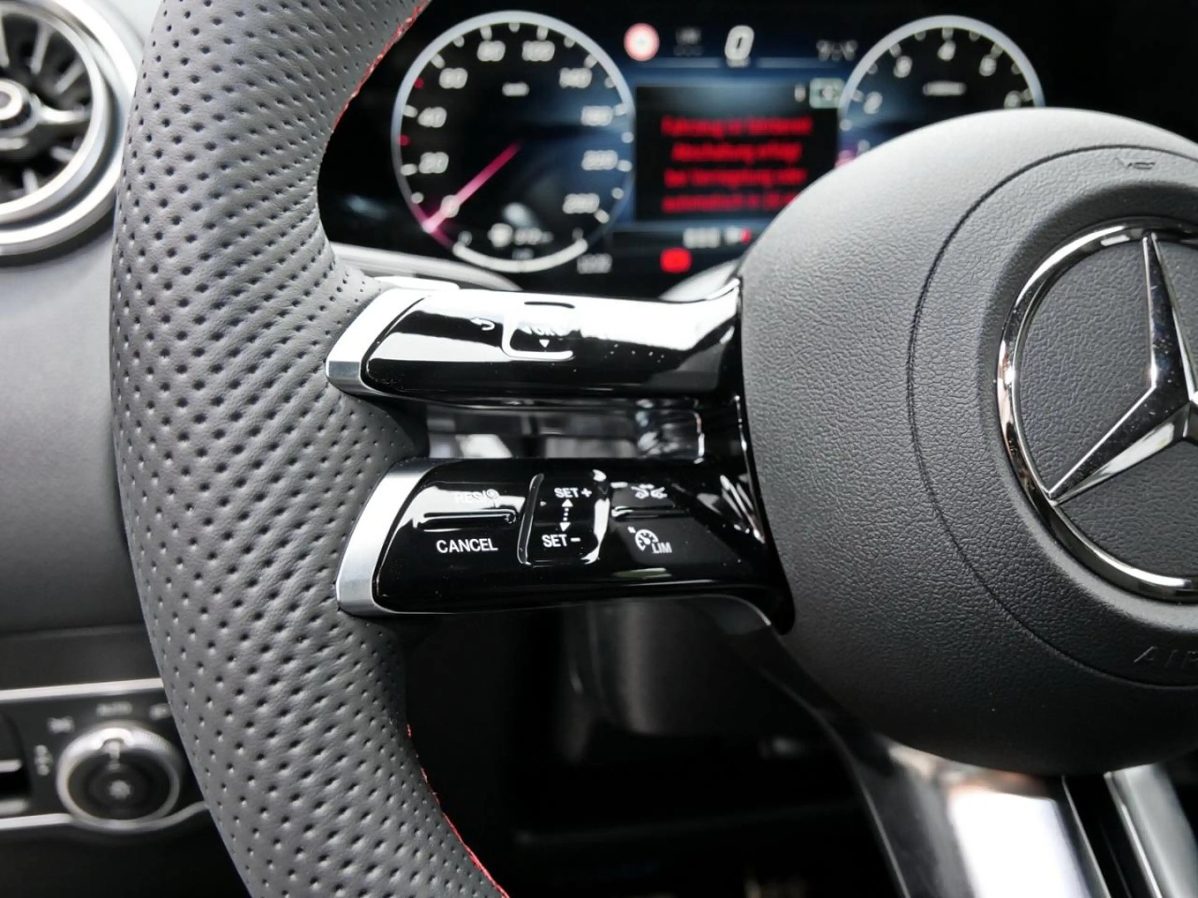 Mercedes-Benz GLA 220 4MATIC AMG Night Distronic 360° AHK — photo 9