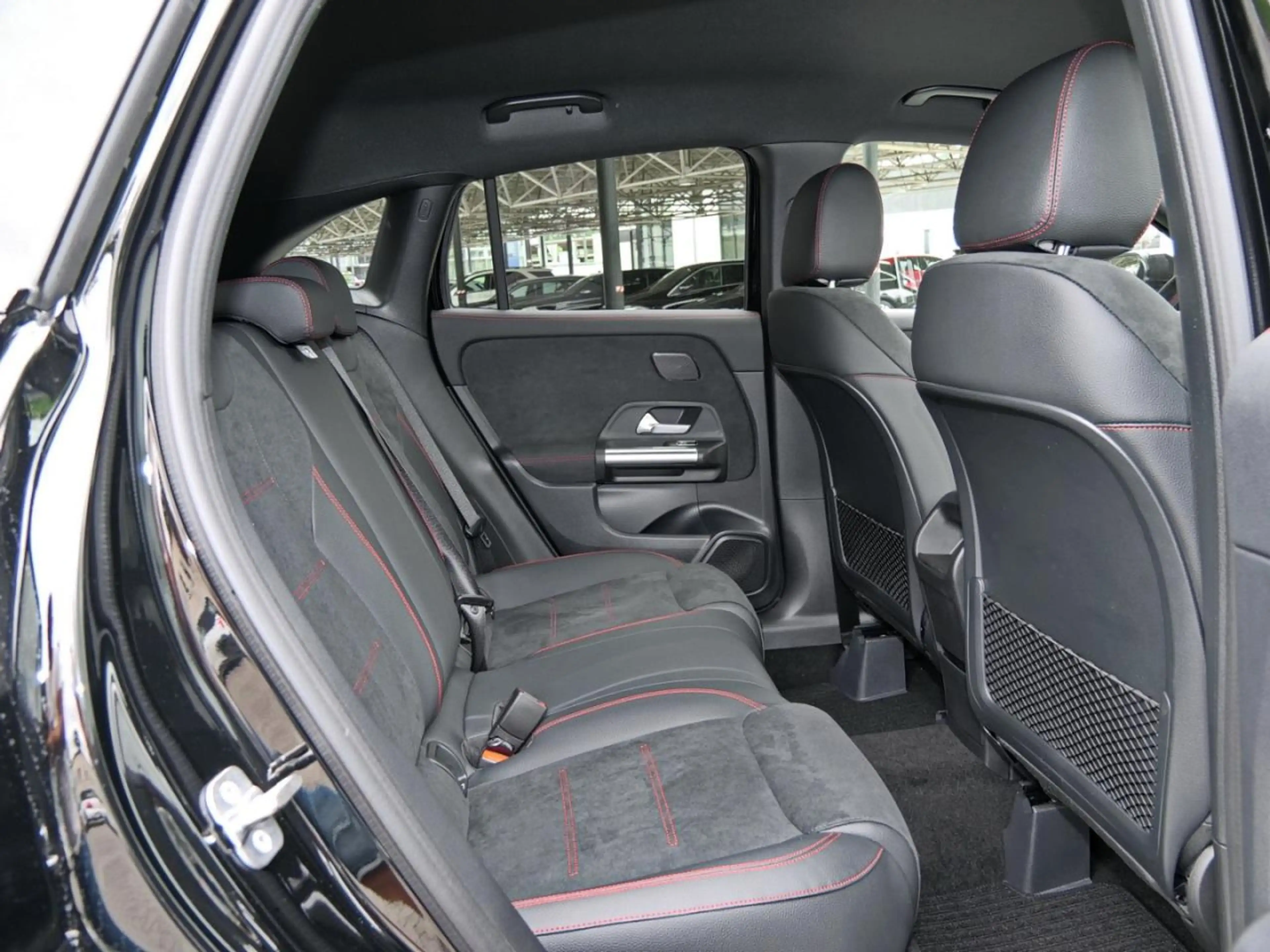 Mercedes-Benz GLA 220 4MATIC AMG Night Distronic 360° AHK — photo 10