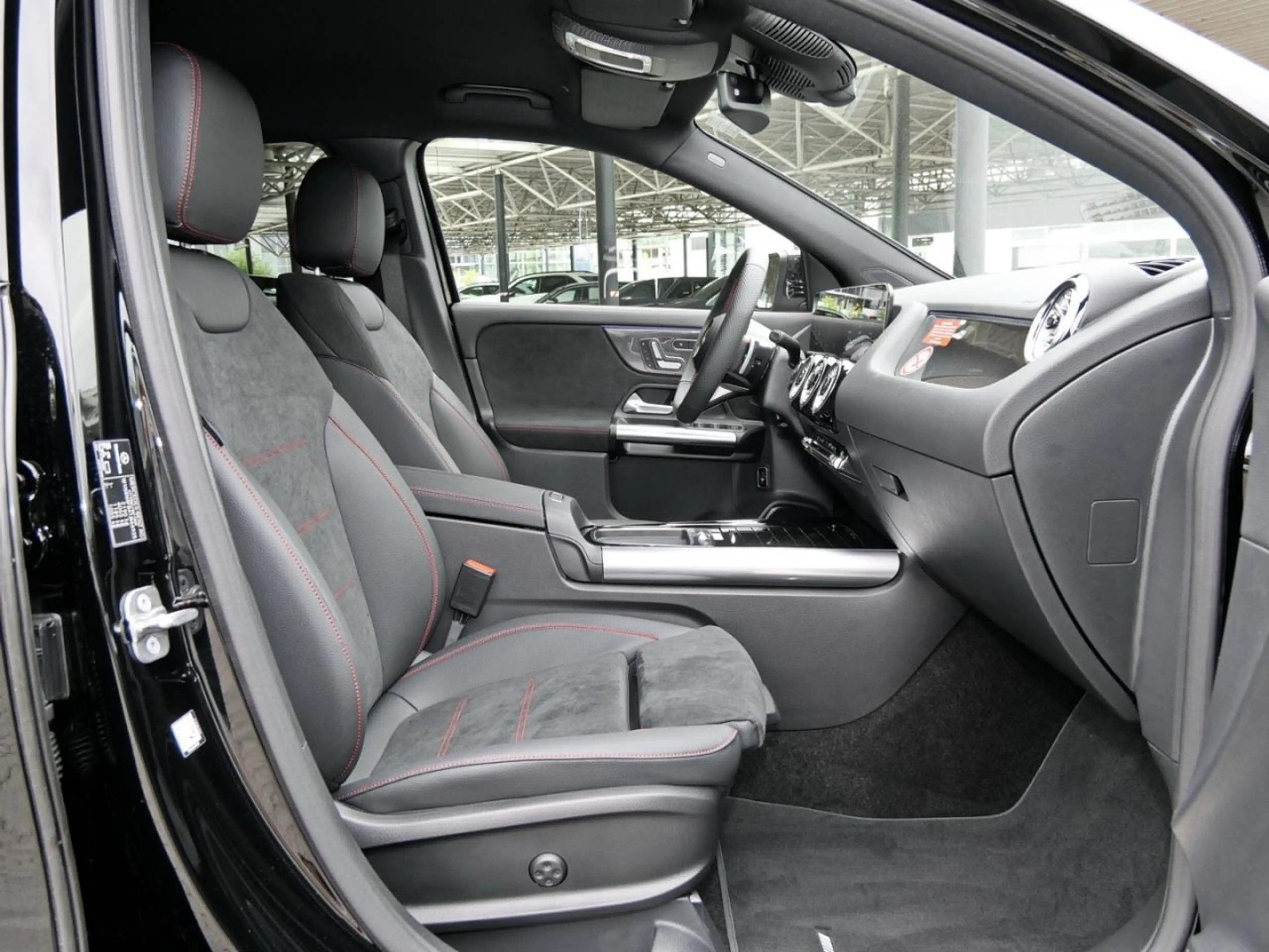 Mercedes-Benz GLA 220 4MATIC AMG Night Distronic 360° AHK — photo 8