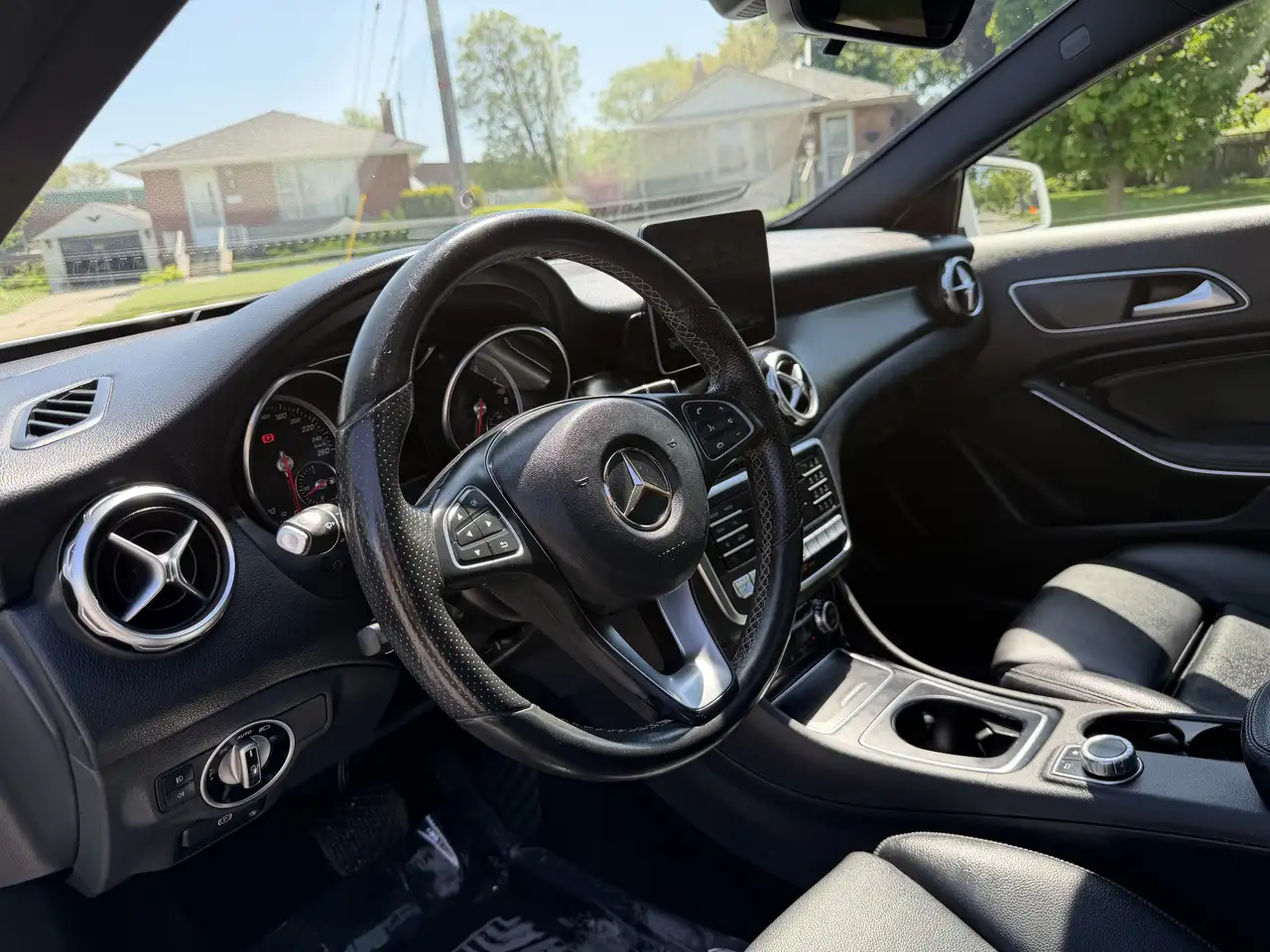Mercedes-Benz GLA снимка Mercedes-Benz GLA