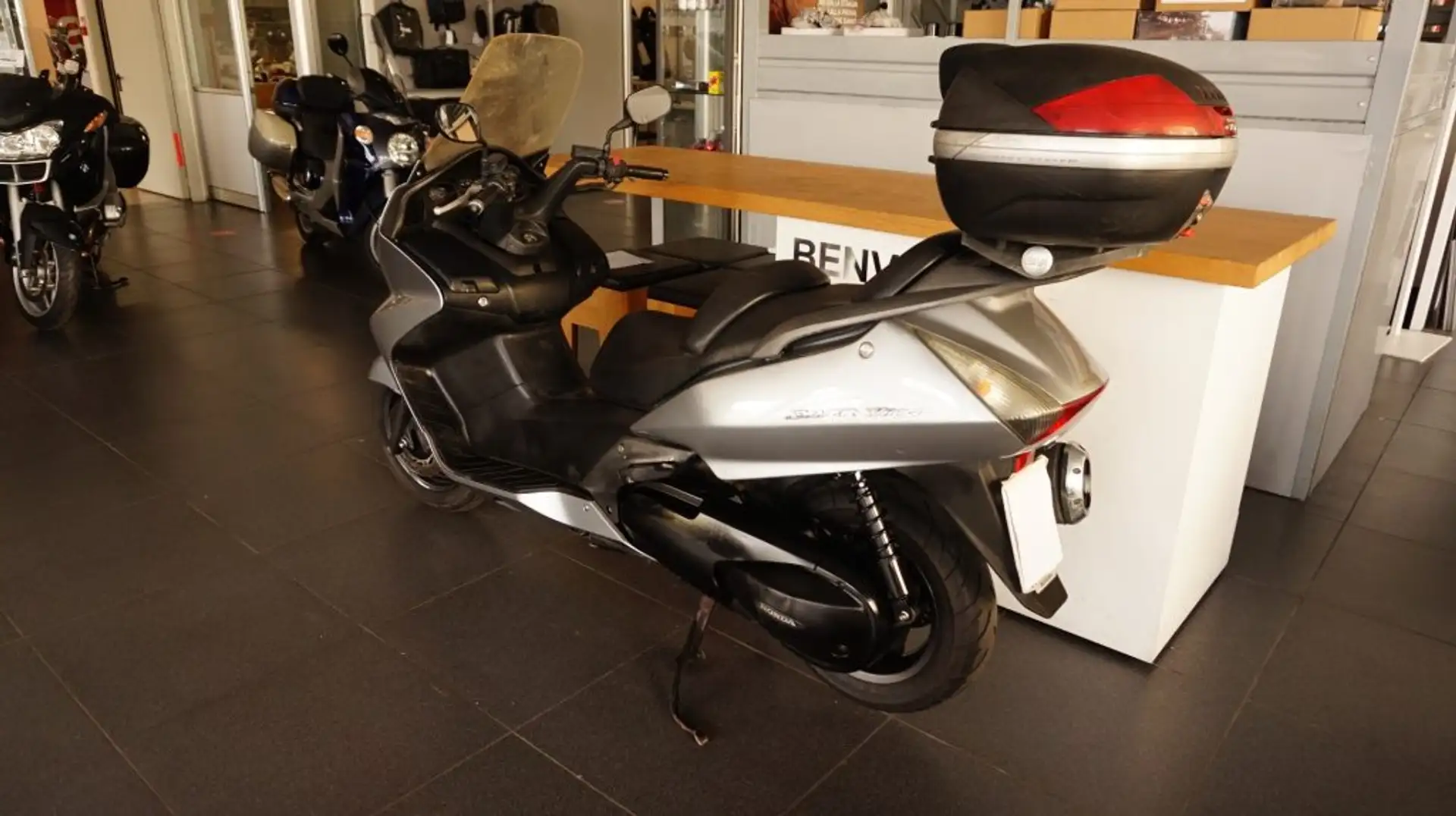 Honda Silver Wing 400 . Grijs - 2