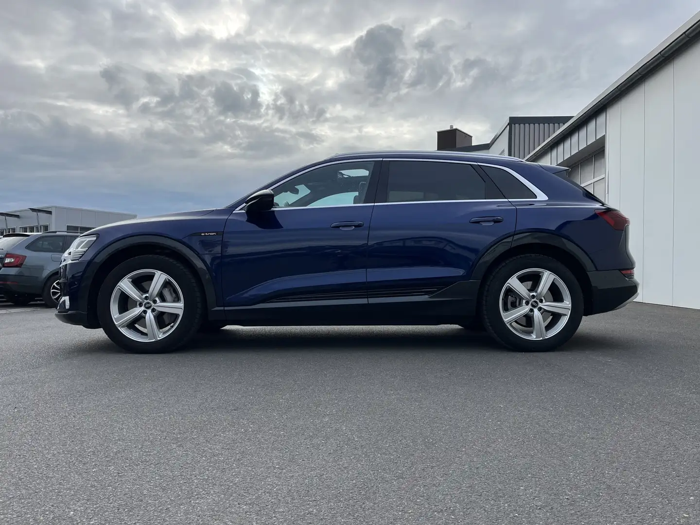 Audi e-tron quattro S-Line 95kWh 215€ m. 20% Anzahlung Head Blau - 2