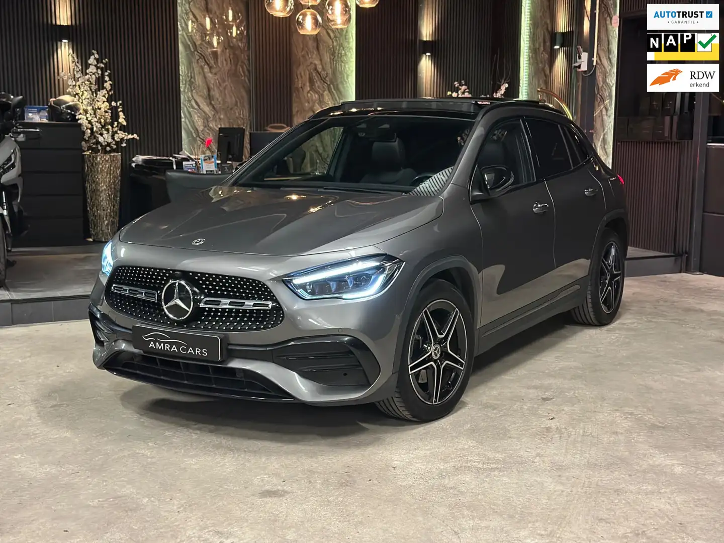 Mercedes-Benz GLA 200 AMG|PANO|MEMORY|SFEER|BOMVOL! Grijs - 1