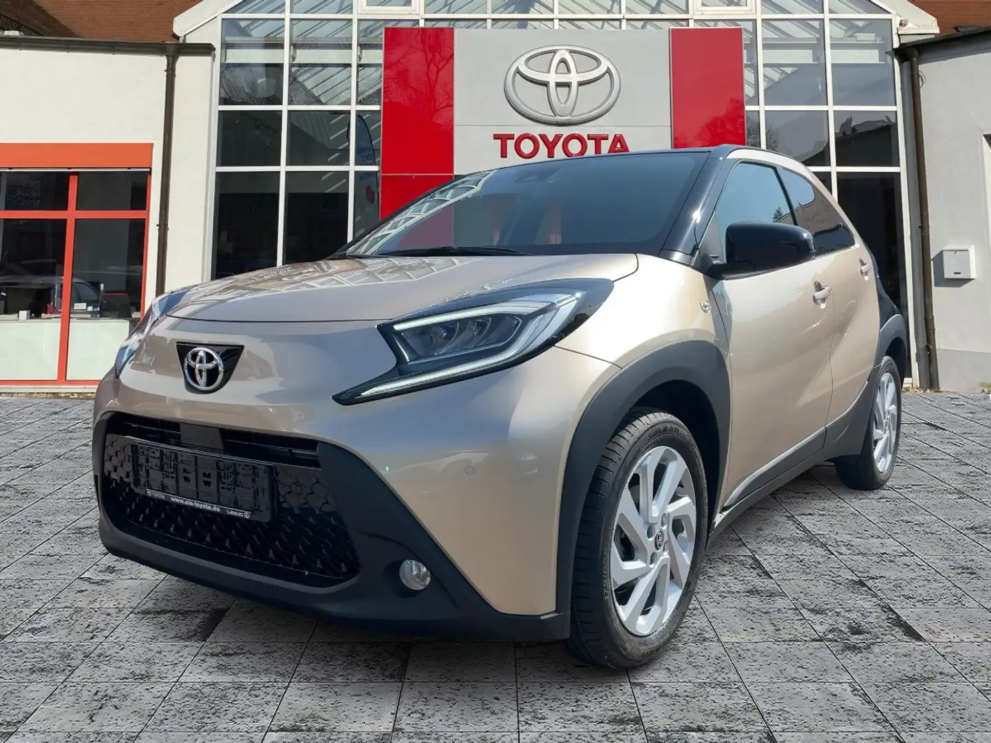 Toyota Aygo 1.0 Pulse KAM*DAB*KeyLess*SHZ Beżowy - 2