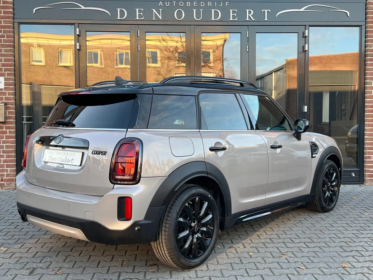 MINI Cooper Countryman Mini 1.5 Classic AUT. PANO/CARPLAY/ROOFTOP GREY! Gris - 2