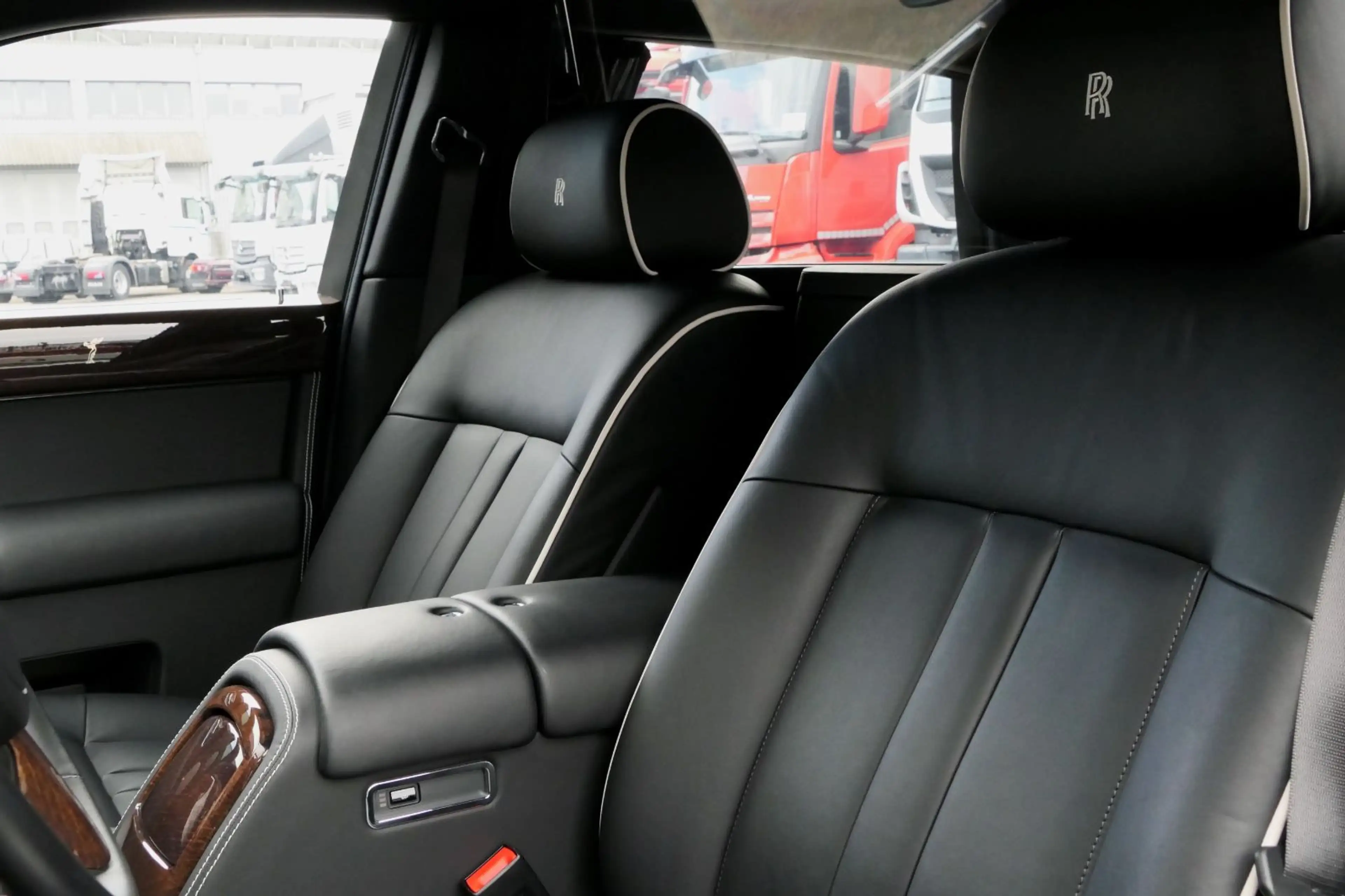 Rolls-Royce Phantom Extended Wheelbase — photo 16