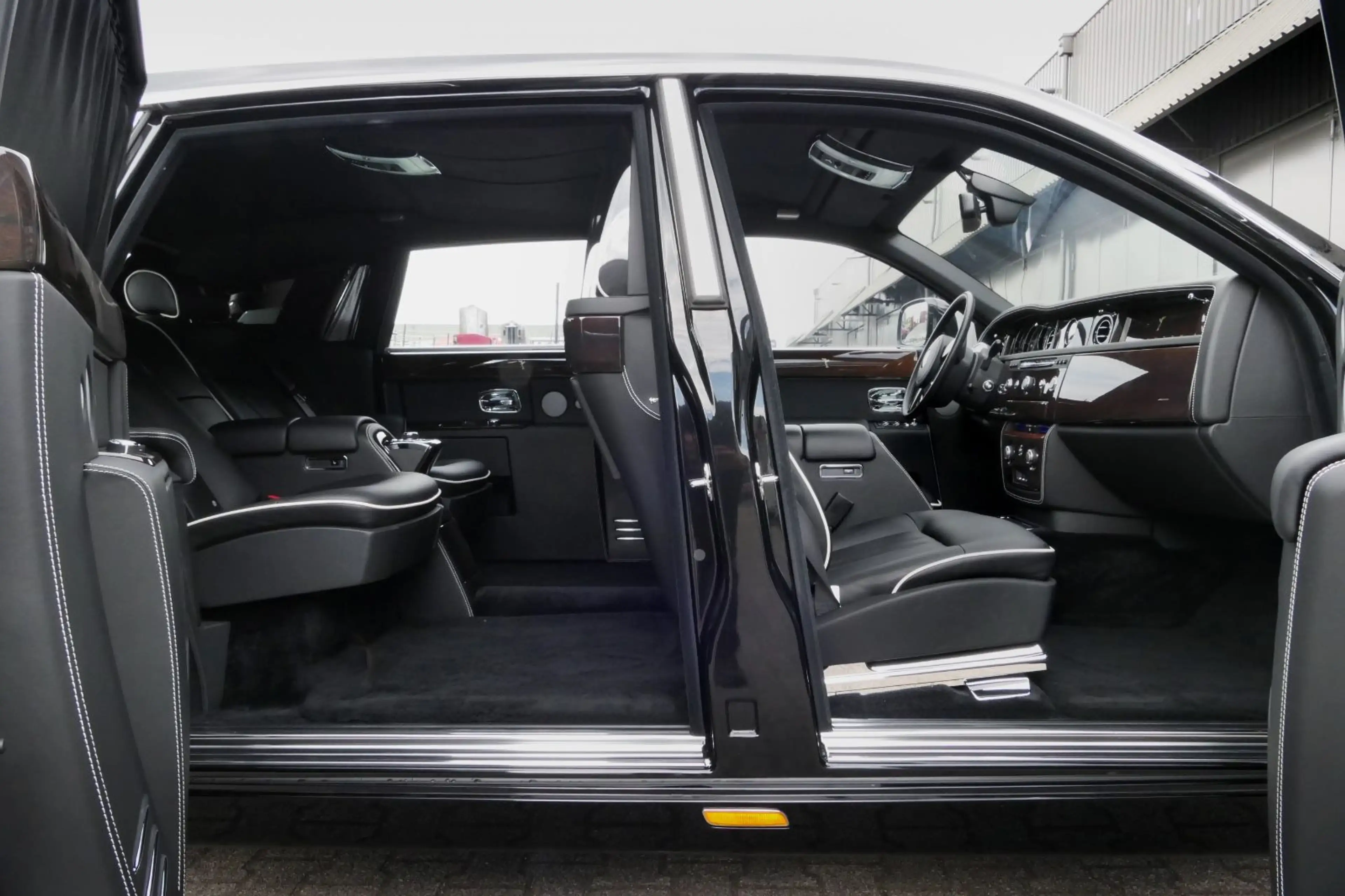 Rolls-Royce Phantom Extended Wheelbase — photo 23