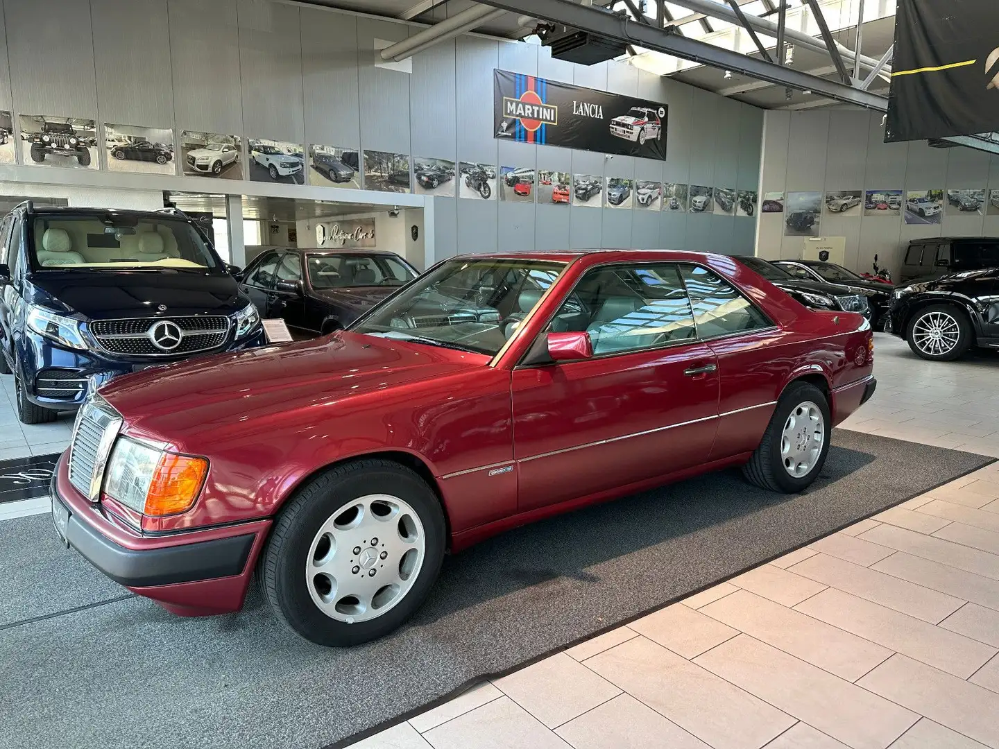 Mercedes-Benz 300 CE - 24 V SPORTLINE 1. GANG UNTEN LINKS TOP! Rouge - 2