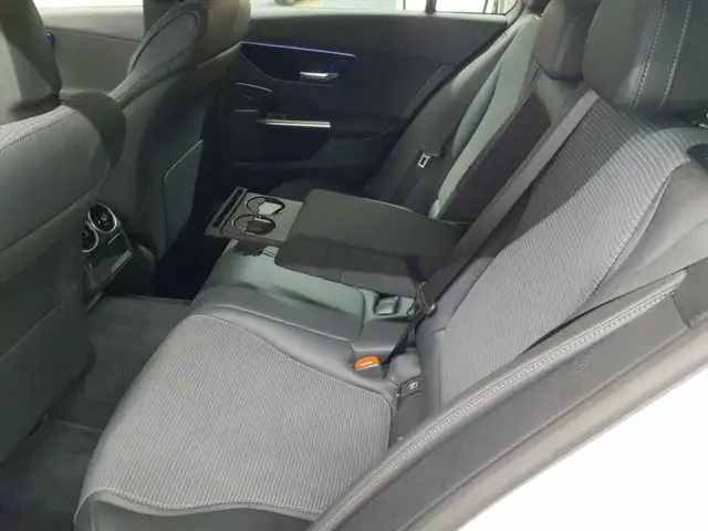 Mercedes-Benz C-Class view 13