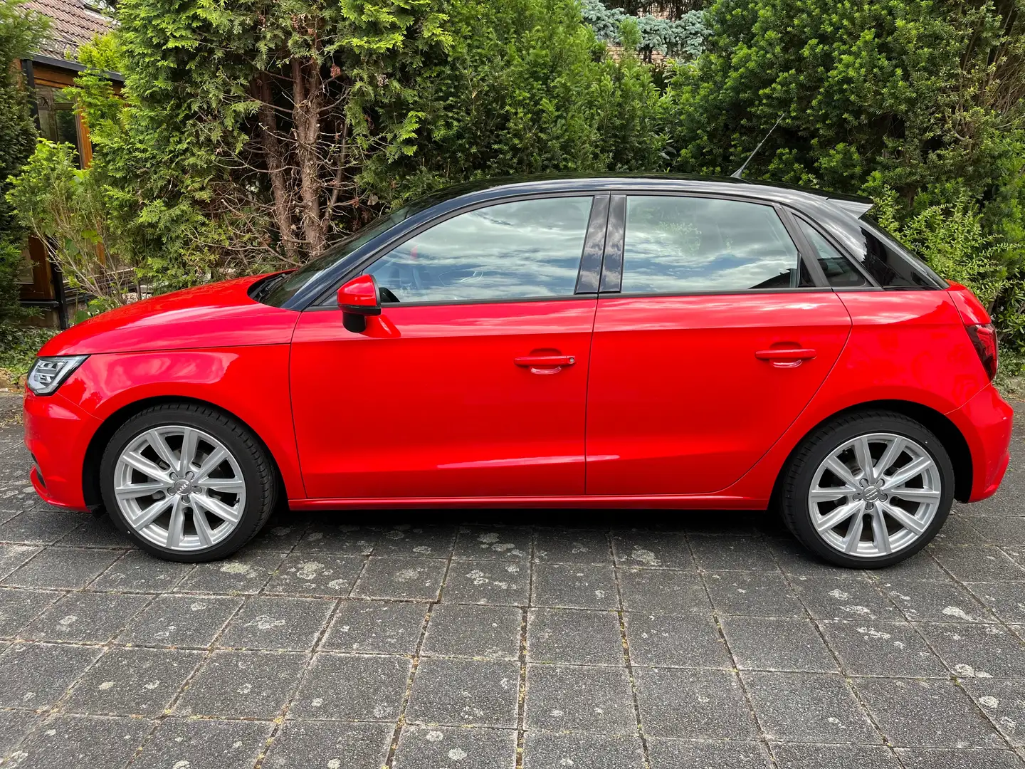 Audi A1 A1 1.0 TFSI ultra Sportback sport Rot - 1