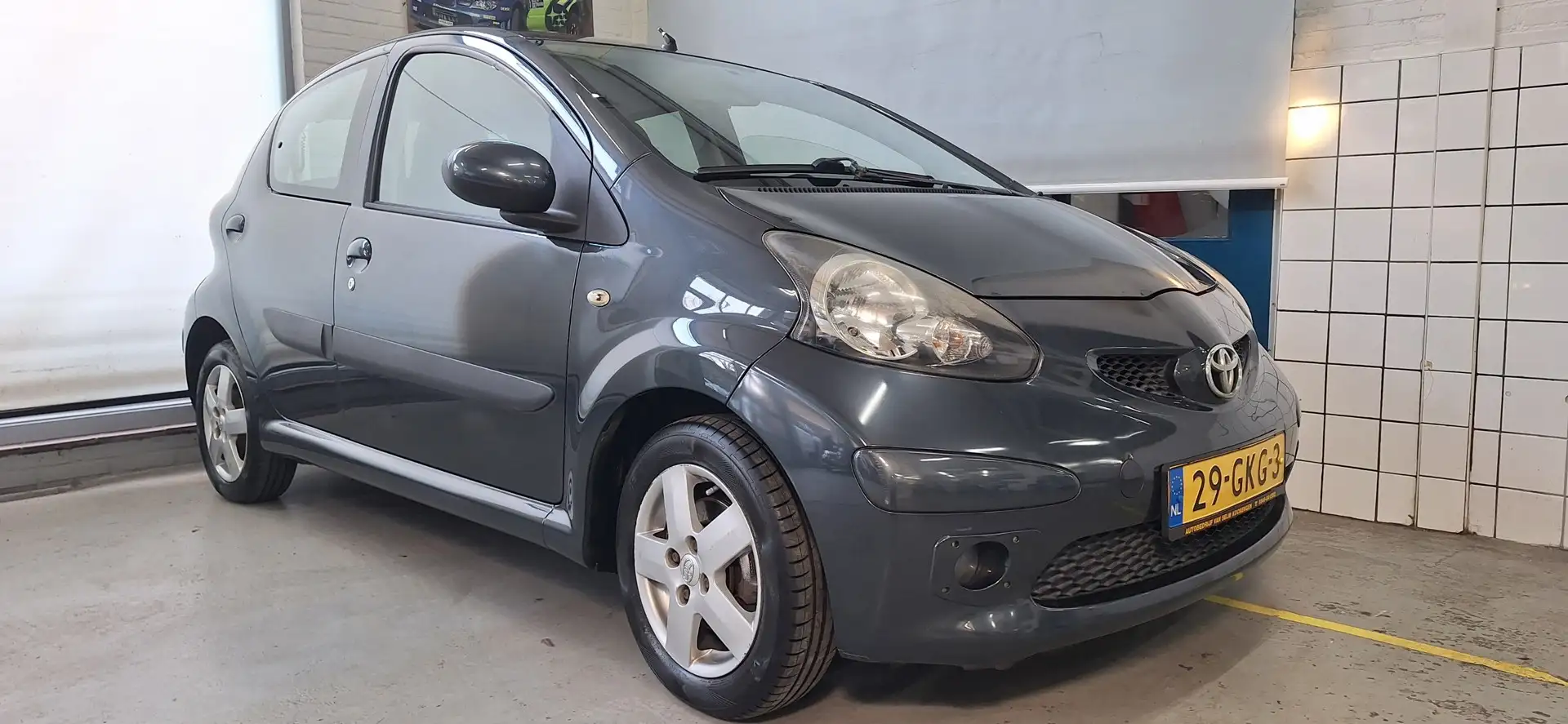 Toyota Aygo 1.0-12V Sport Gris - 1