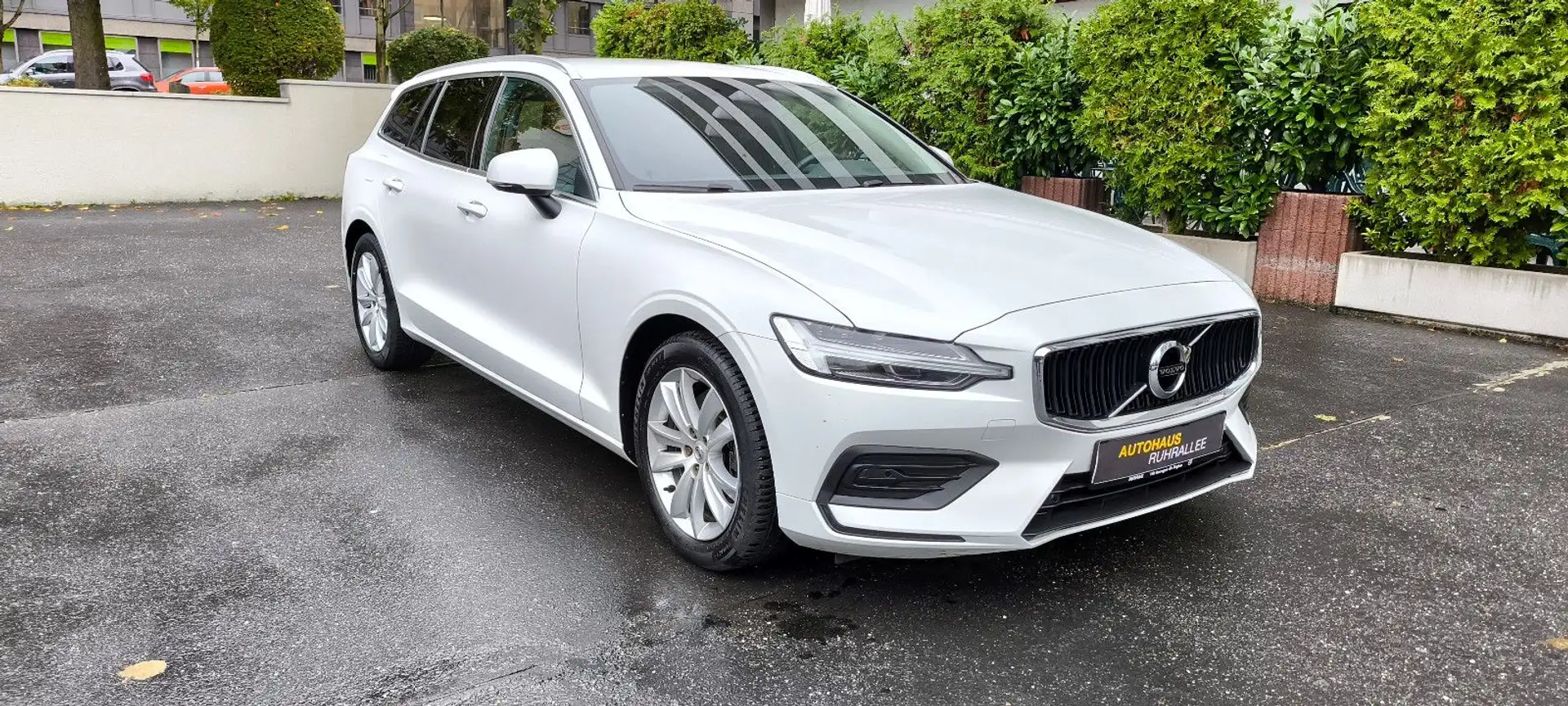 Volvo V60 Kombi Momentum, Autom., Klima, DAB Weiß - 1