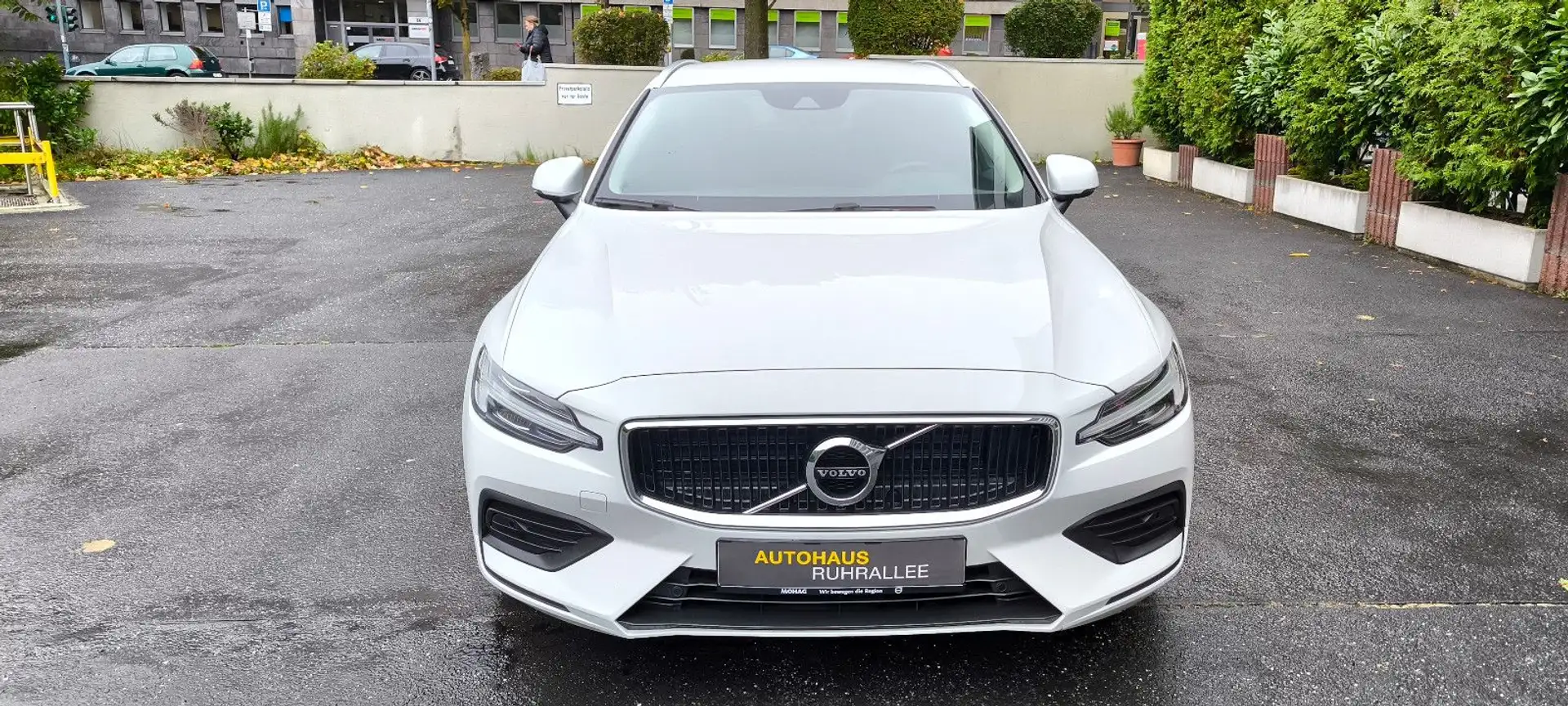 Volvo V60 Kombi Momentum, Autom., Klima, DAB Weiß - 2