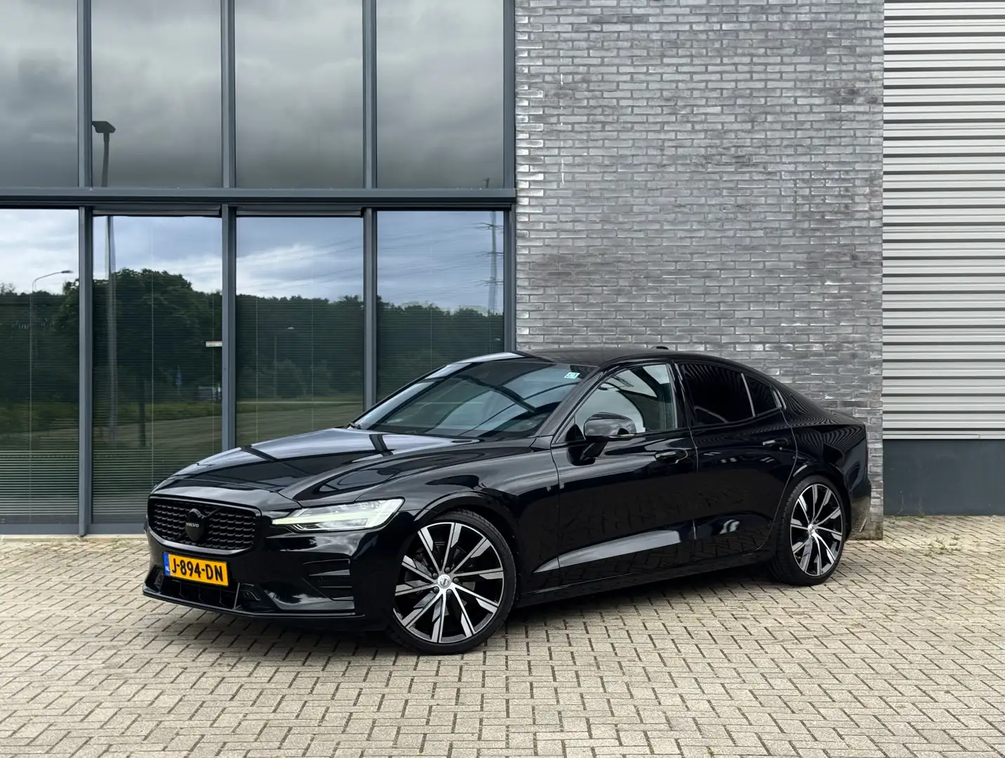 Volvo S60 T4 RDesign 210pk - Trekhaak - BLIS - ACC - Memory Fekete - 1