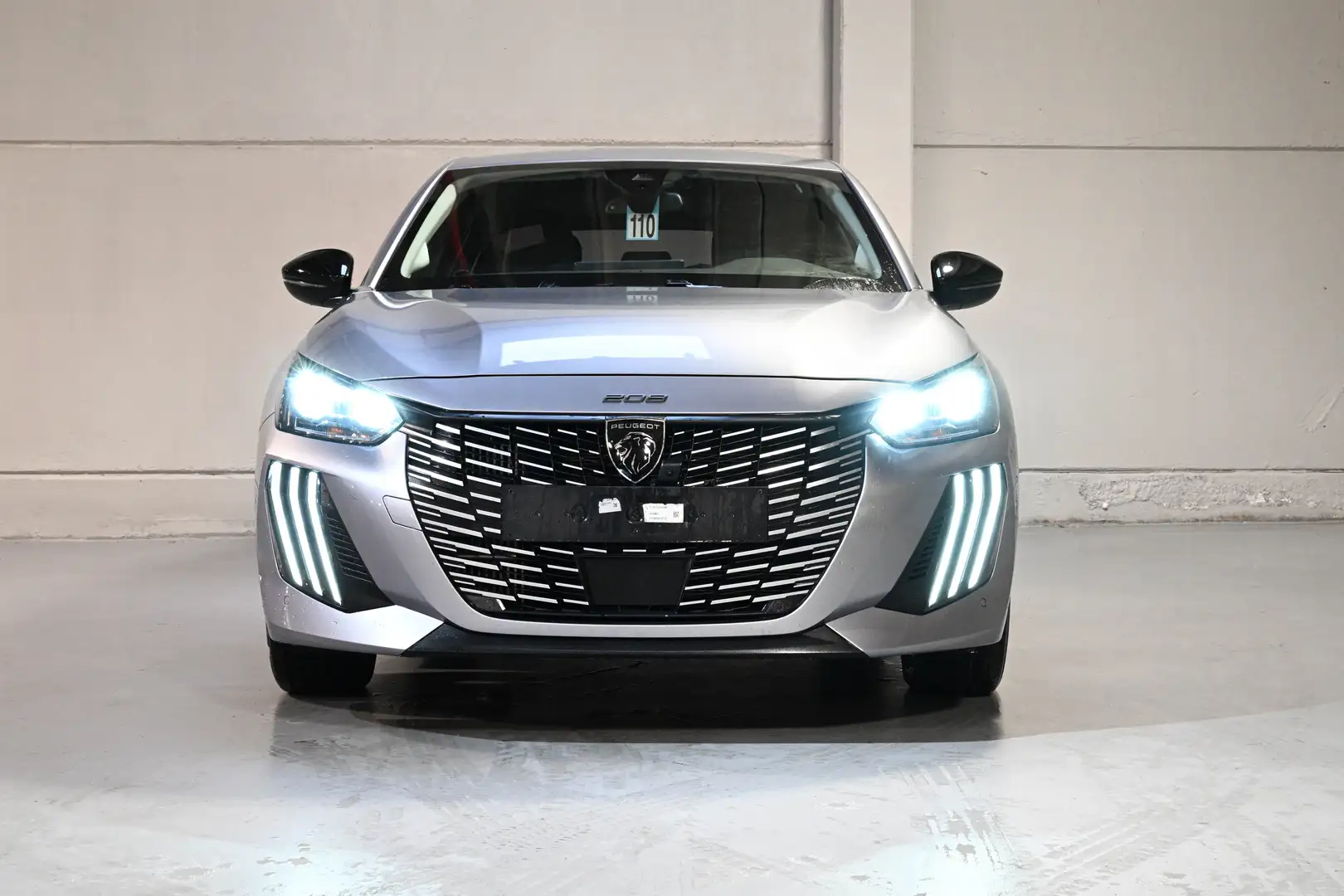 Peugeot 208 1.2i Hybrid Allure e-DCS / CAMERA /NAV Grau - 2