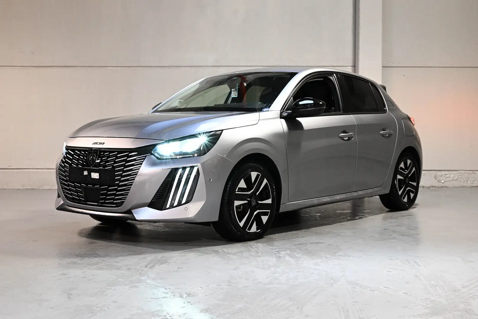 Peugeot 208 1.2i Hybrid Allure e-DCS / CAMERA /NAV Grau - 1