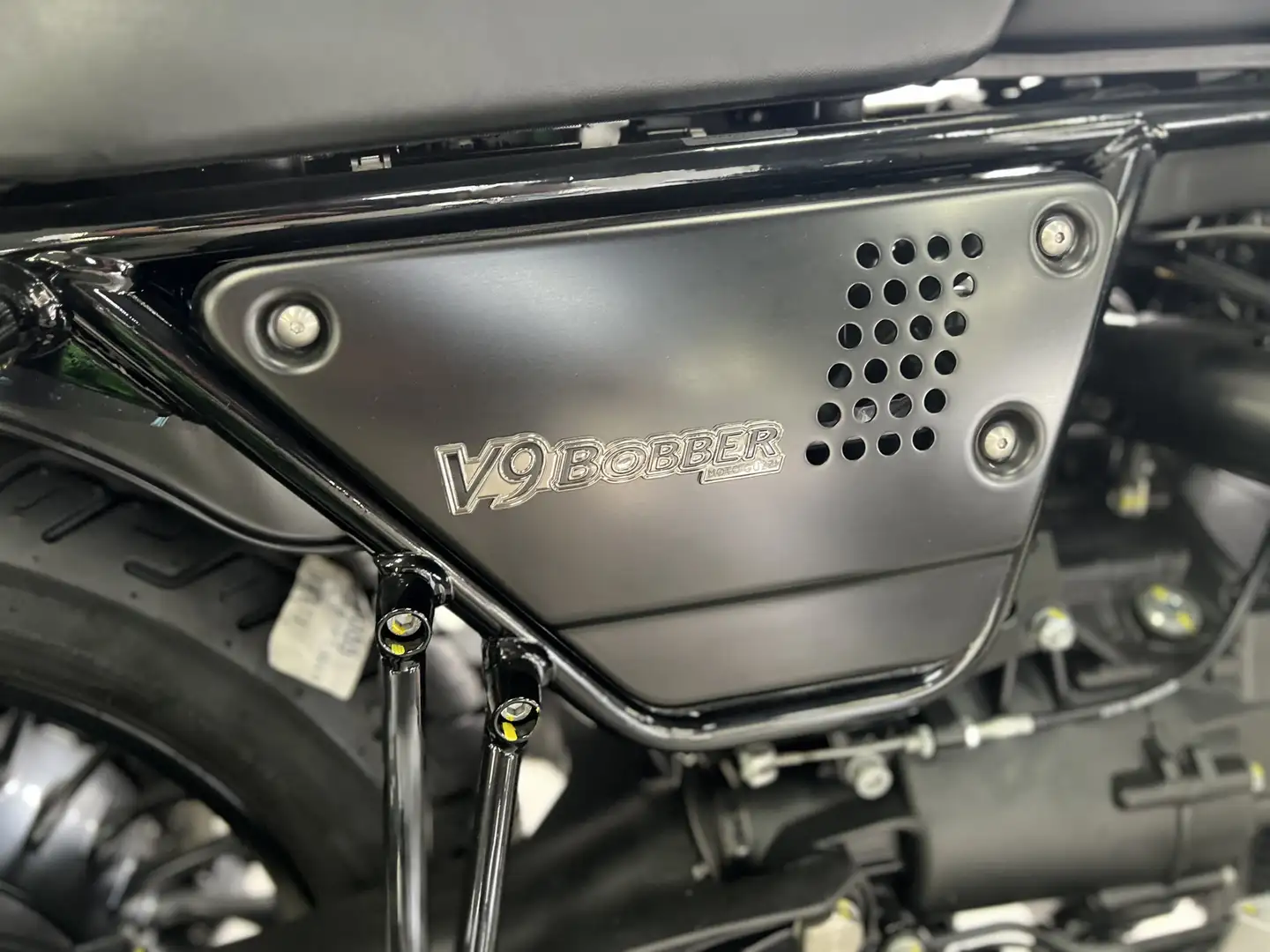 Moto Guzzi V 9 Negru - 2