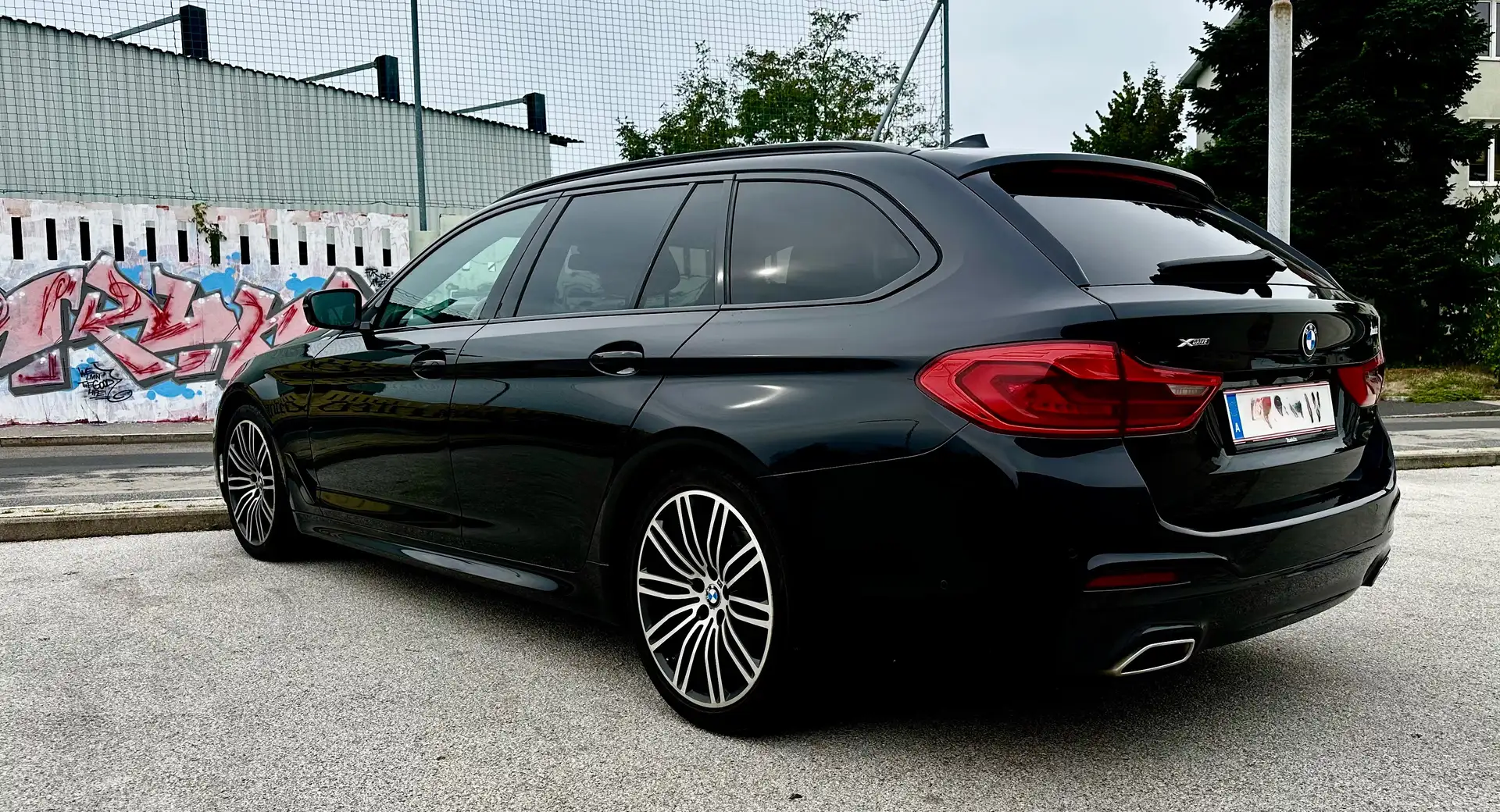 BMW 520 520d xDrive Touring Aut. Schwarz - 1