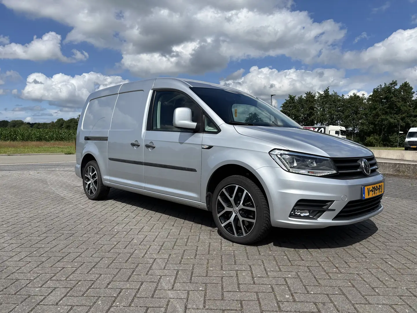Volkswagen Caddy 2.0 TDI DSG Alltrack Grijs - 2
