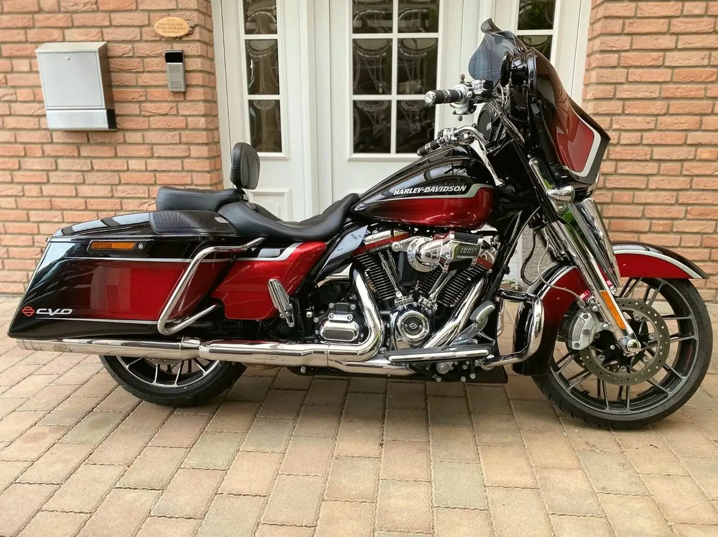 Harley-Davidson Street Glide CVO Negru - 1
