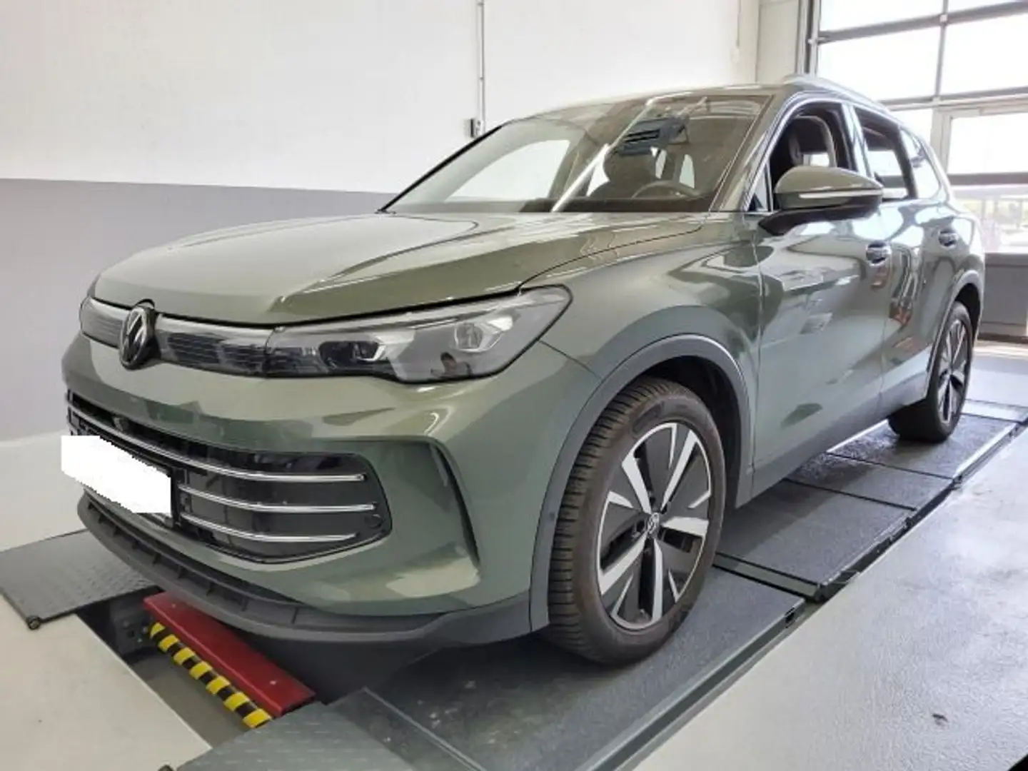 Volkswagen Tiguan Elegance 1.5 eTSI DCC*IQ.LIGHT*AHK*8-fach Verde - 2