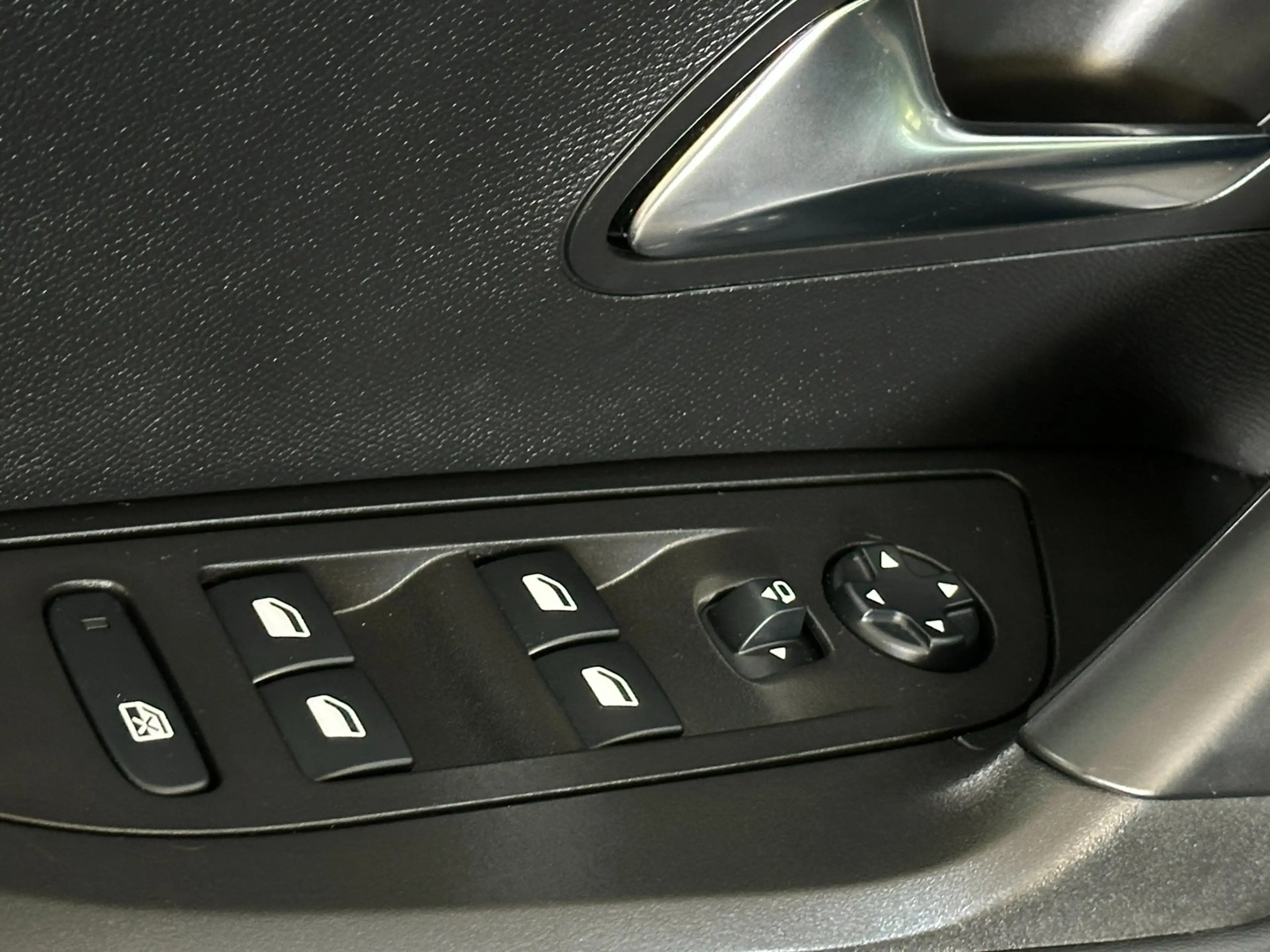 Peugeot e-2008 EV Blue Lease Allure 50 kWh/1STE EG/NAVI/CAMERA/NL — photo 18