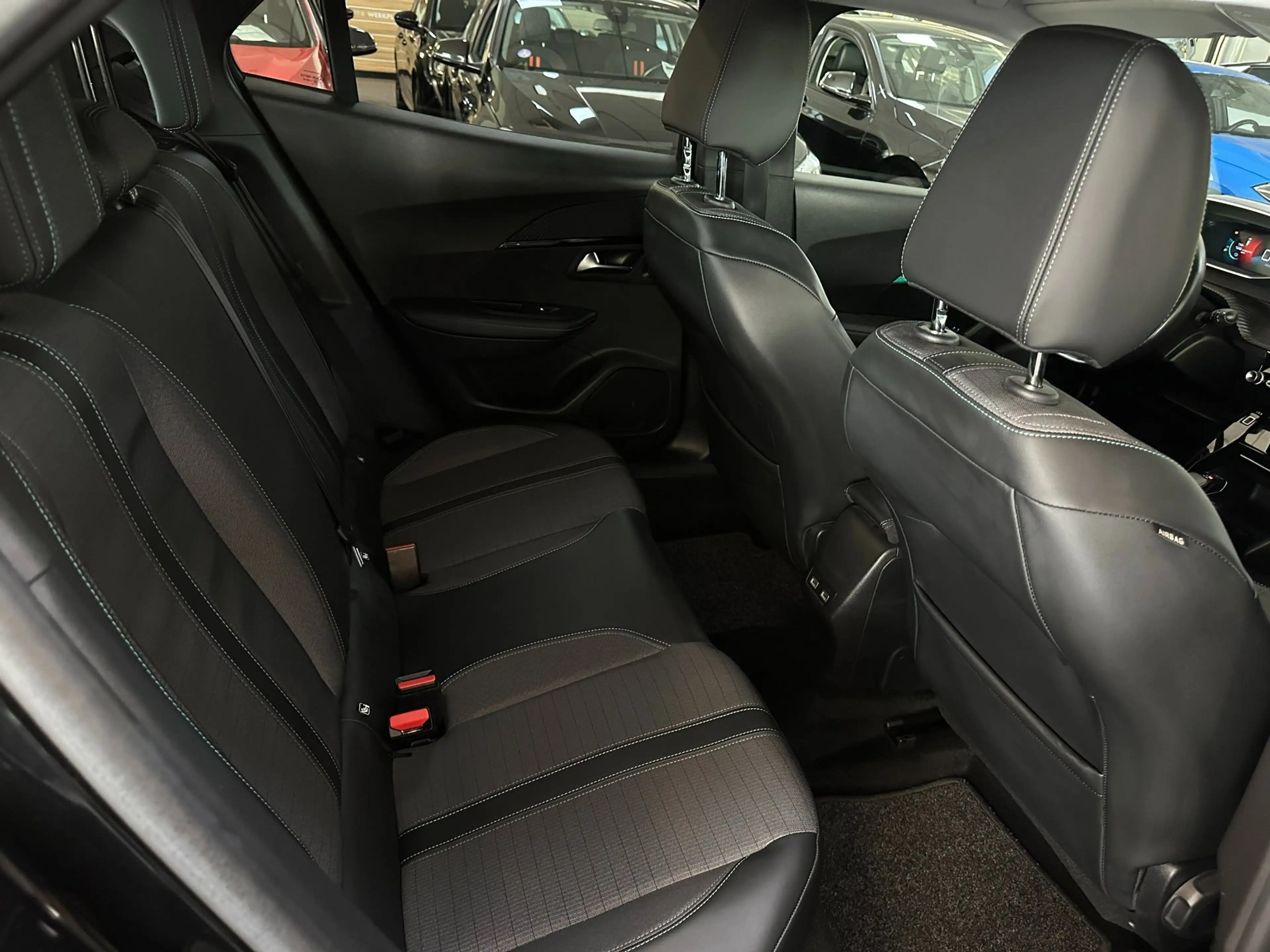 Peugeot e-2008 EV Blue Lease Allure 50 kWh/1STE EG/NAVI/CAMERA/NL — photo 14