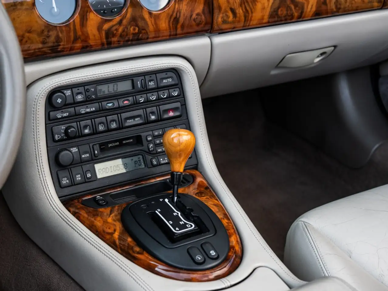 Jaguar XKR 4.0 V8 Convertible Youngtimer, foto 10
