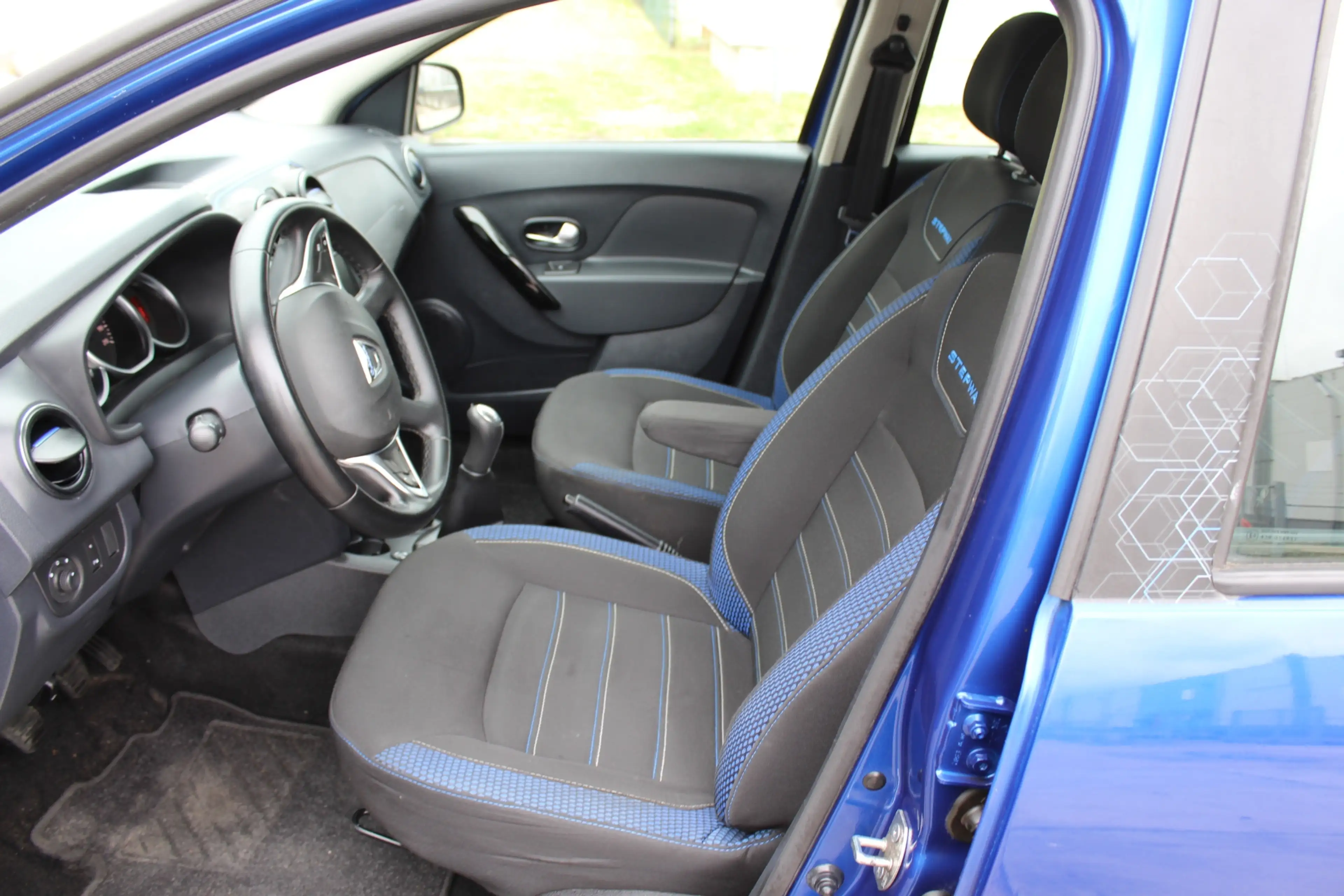 Dacia Logan MCV 1.0 TCe Bi-Fuel Stepway Serie Limitee 15th Ann — photo 32