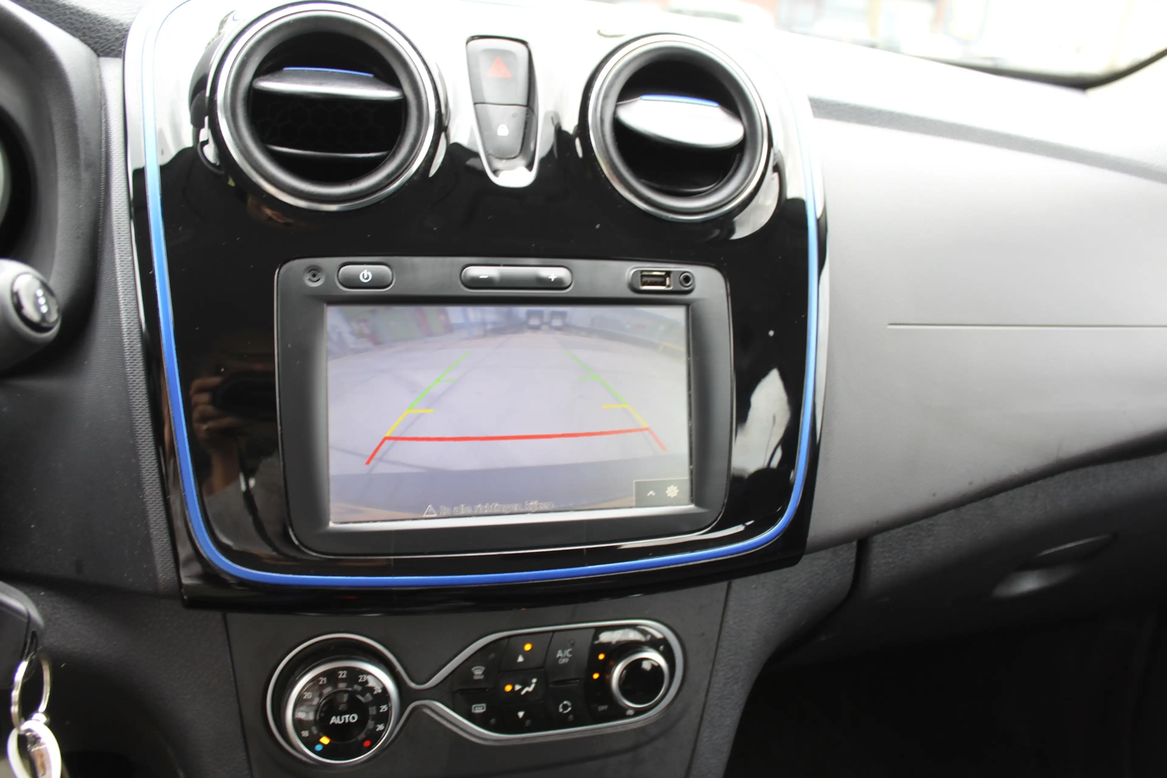 Dacia Logan MCV 1.0 TCe Bi-Fuel Stepway Serie Limitee 15th Ann — photo 18