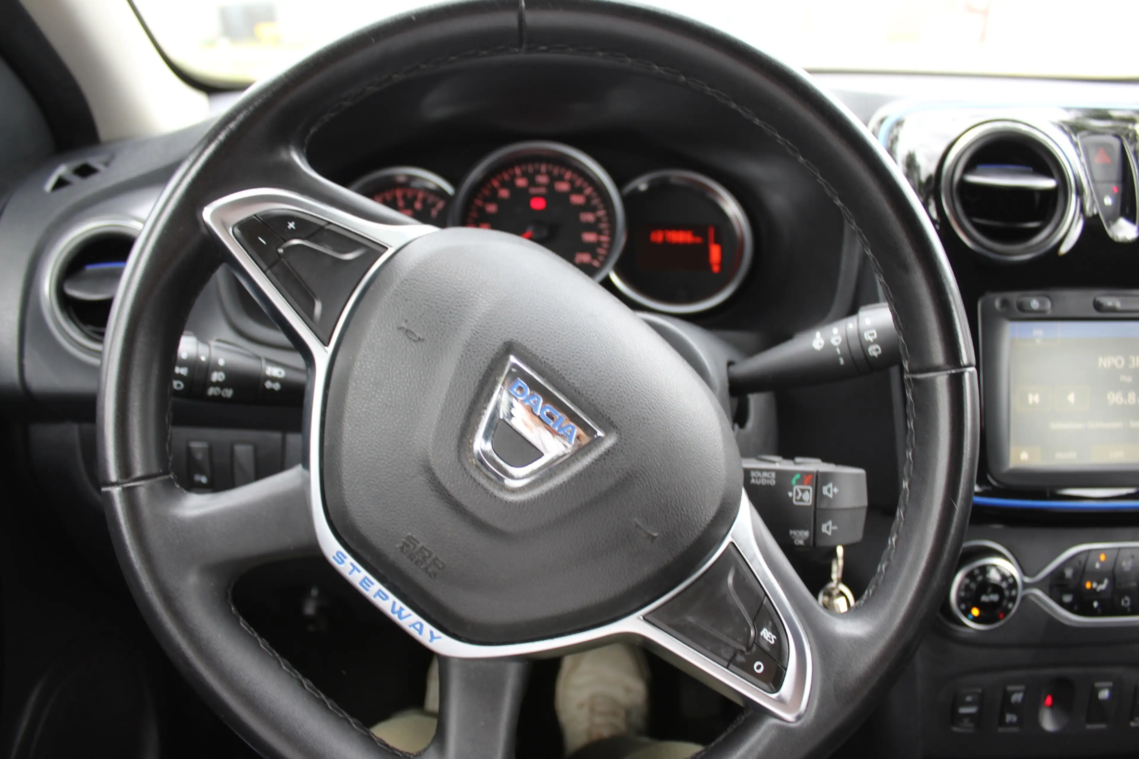 Dacia Logan MCV 1.0 TCe Bi-Fuel Stepway Serie Limitee 15th Ann — photo 35