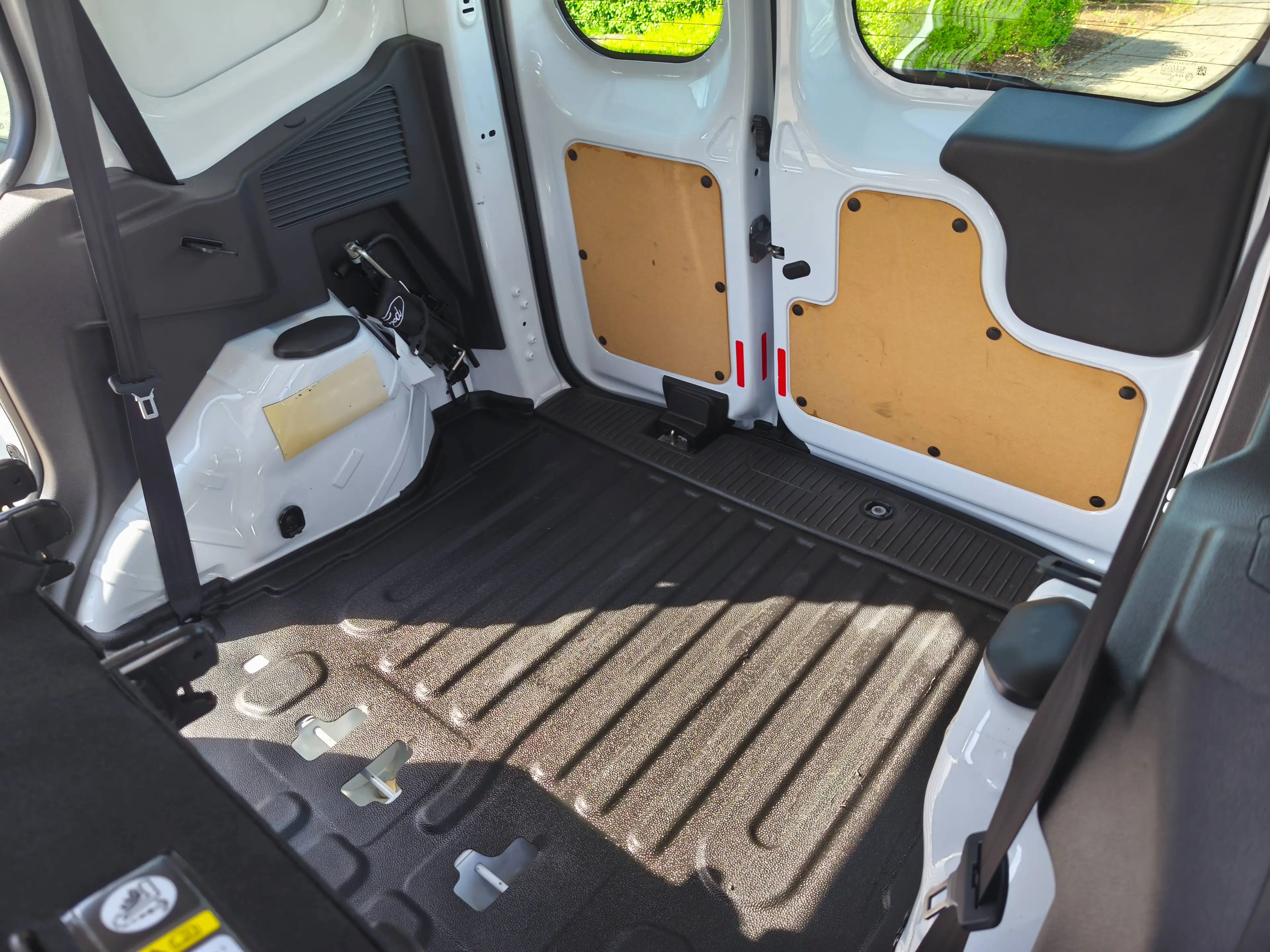 Ford Transit Courier 1.0 100 PS 6.Gang EcoBoost/14000 km/1.Hd/ — photo 10