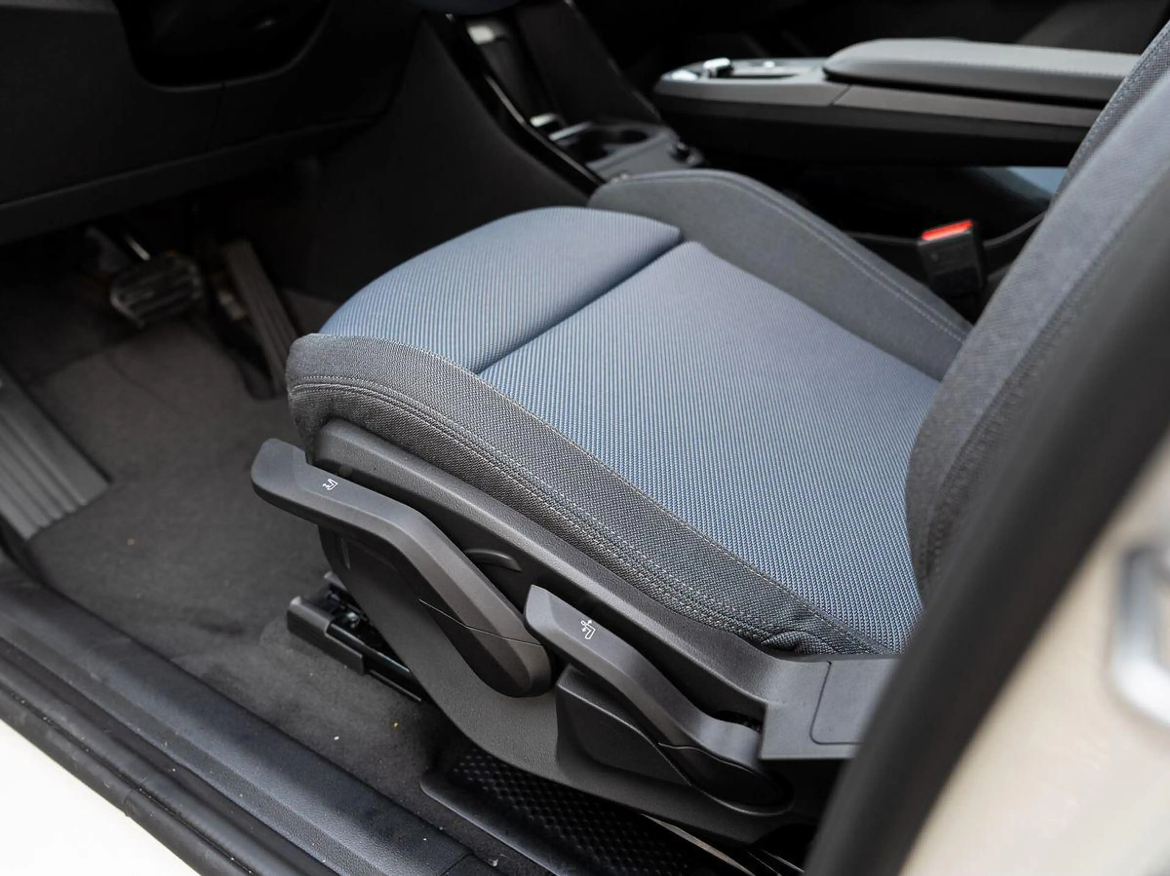 BMW 220 220d Active Tourer AHK 17" aLED PANO Sportsitze — photo 9